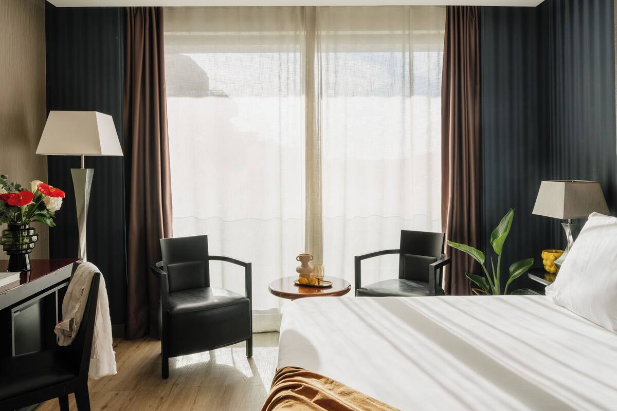 Minibar, wifi gratis y ropa de cama