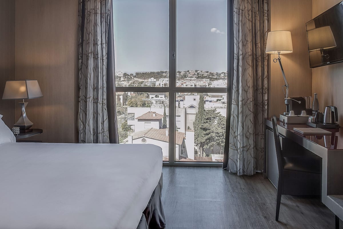 Superior kamer, uitzicht op de stad | Een minibar, gratis wifi, beddengoed