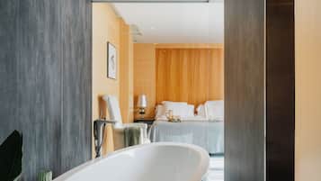 Suite, uitzicht op zee | Badkamer | Gratis toiletartikelen, handdoeken