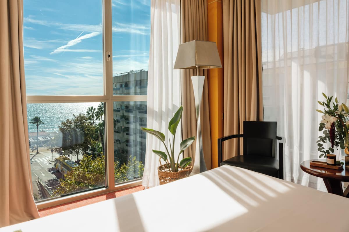 Minibar, wifi gratis y ropa de cama