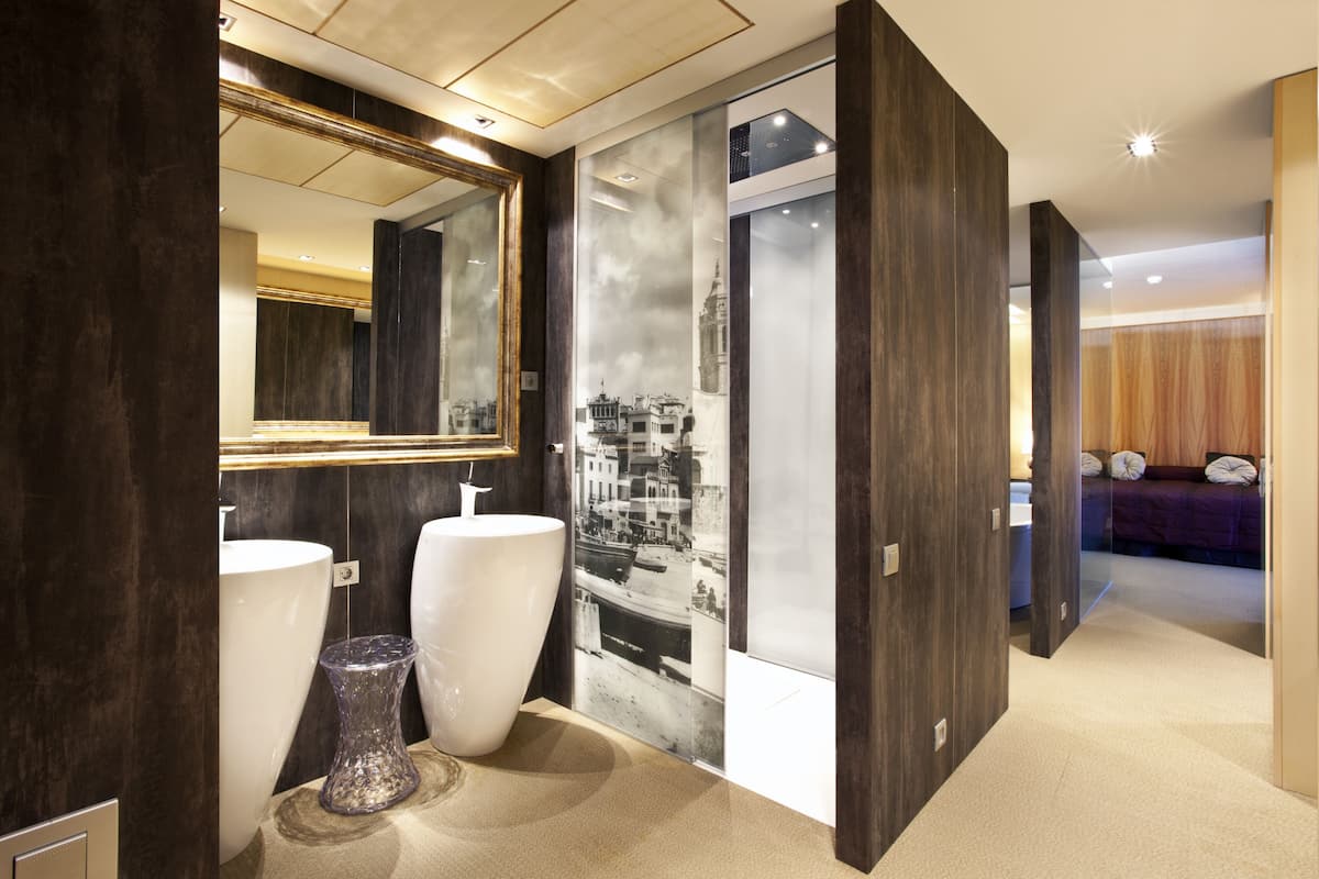 suite | bathroom | free toiletries, hair dryer, towels, soap