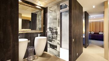 Suite | Badezimmer | Kostenlose Toilettenartikel, Haartrockner, HandtĂŒcher, Seife