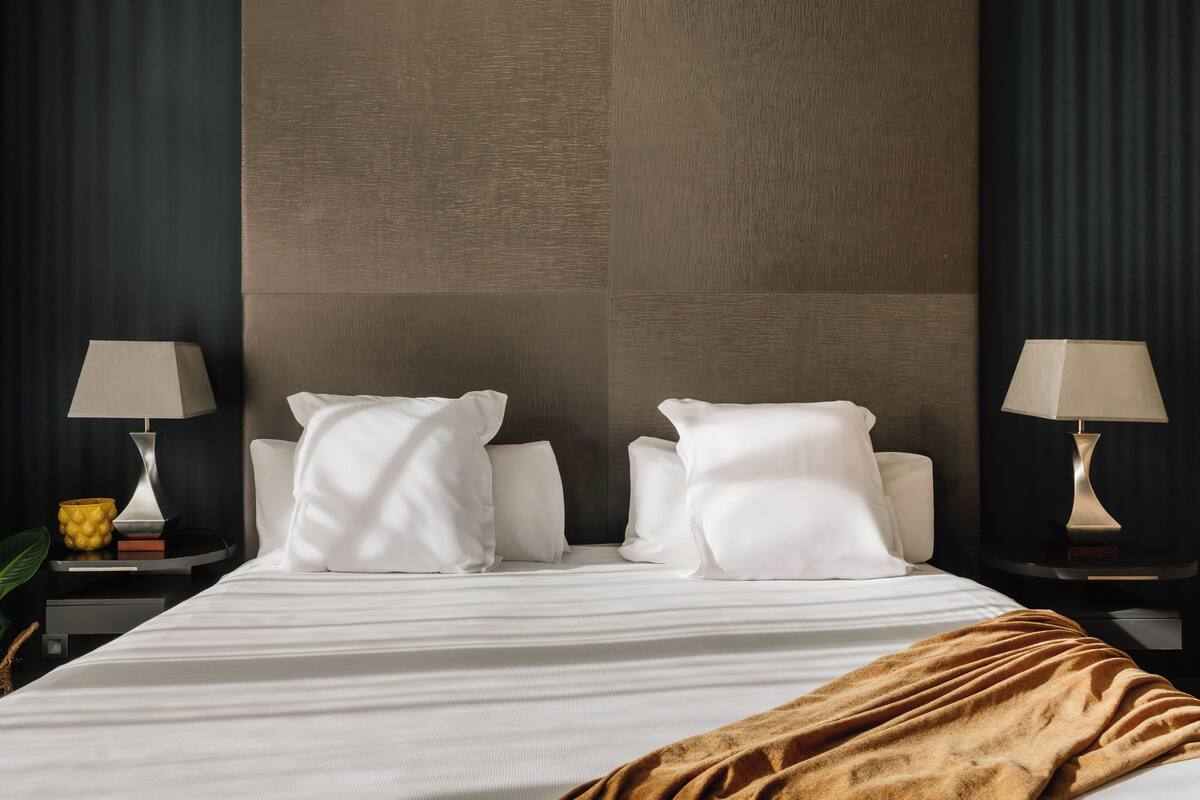 Minibar, wifi gratis y ropa de cama