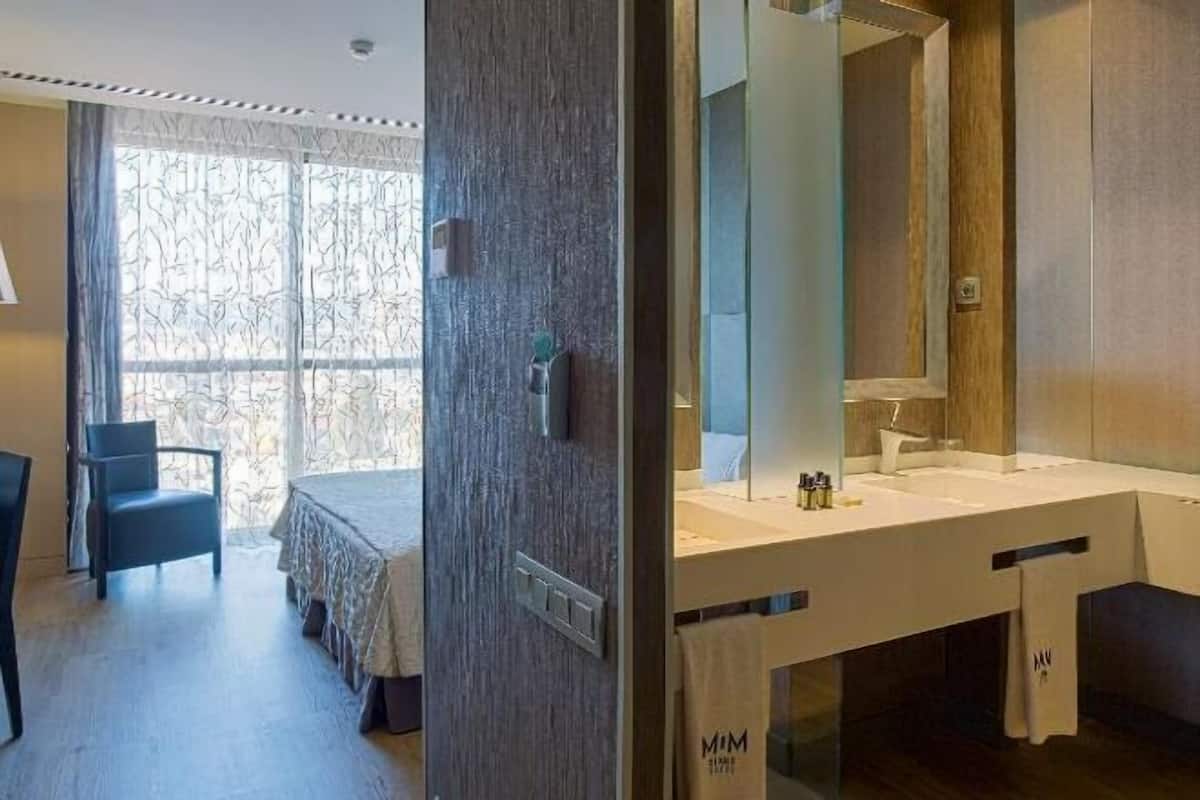 Minibar, värdeförvaringsskåp på rummet och skrivbord