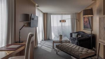 Suite, uitzicht op zee | Een minibar, gratis wifi, beddengoed