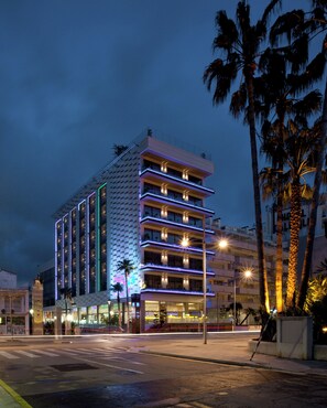 Voorkant accommodatie - avond/nacht