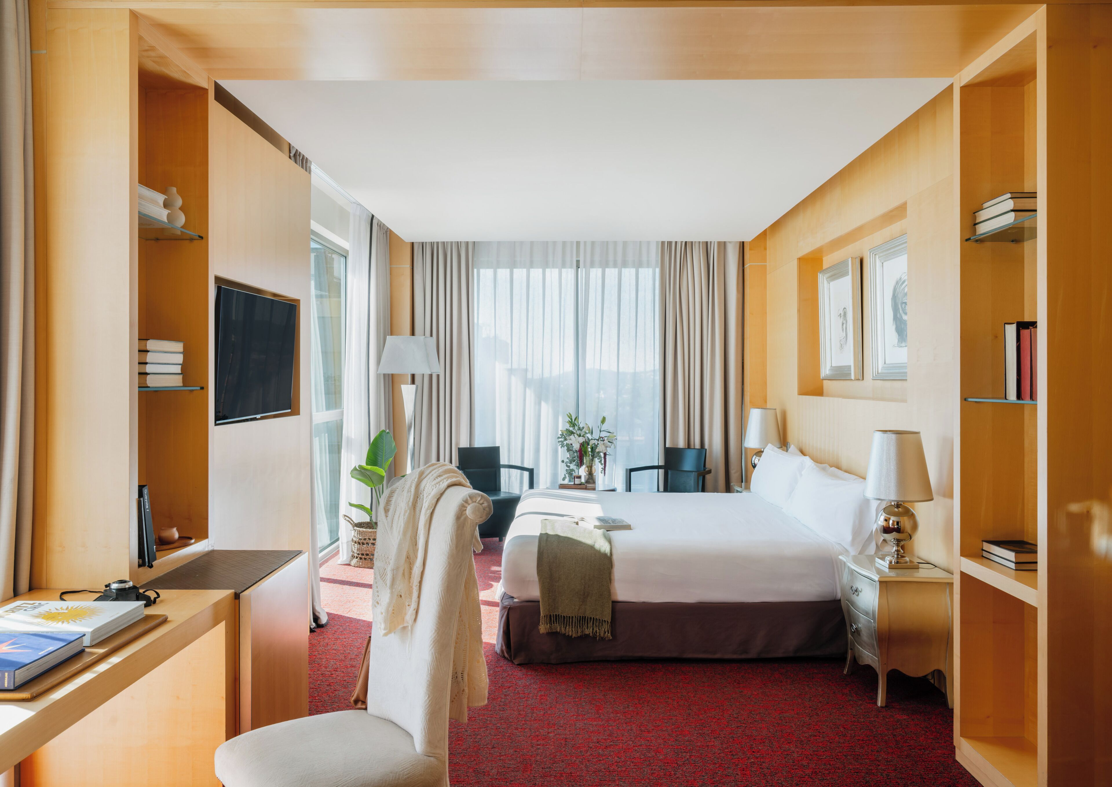 Minibar, free WiFi, bed sheets