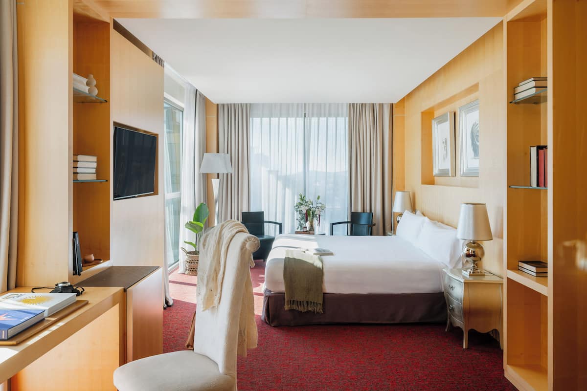 Minibar, free WiFi, bed sheets