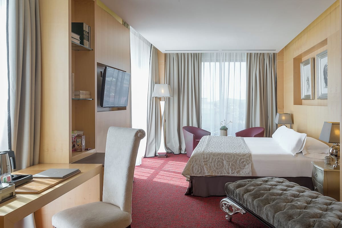 Minibar, värdeförvaringsskåp på rummet och skrivbord