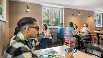Tägliches Frühstücksbuffet gegen Gebühr