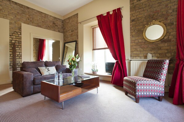 Habitación estándar | Zona de estar | Una televisión de pantalla plana