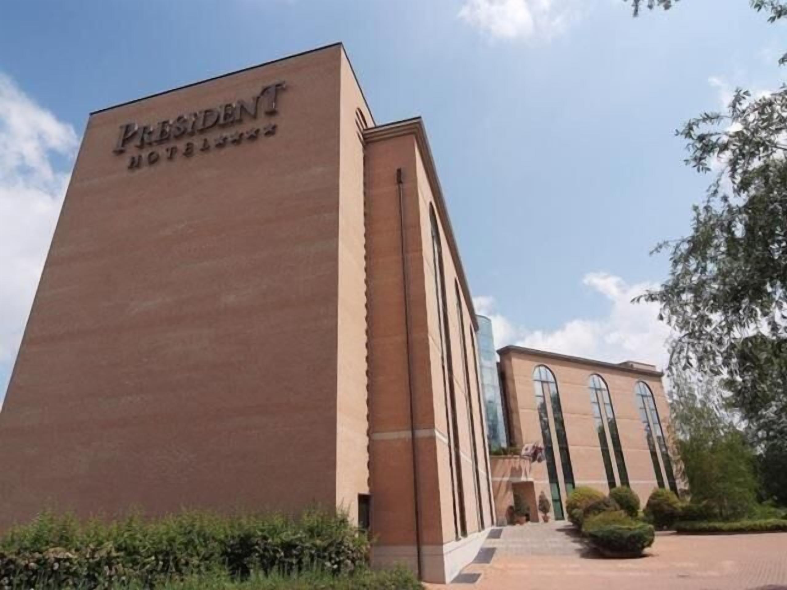 Een gebouw met een bord waarop 