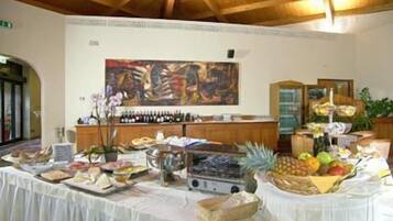 Un buffet proposant une variété de plats et une sélection de vins.