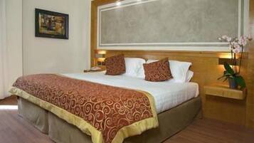 Superior kamer, 1 twee- of 2 eenpersoonsbedden | Hypoallergeen beddengoed, een minibar, een kluis op de kamer, een bureau