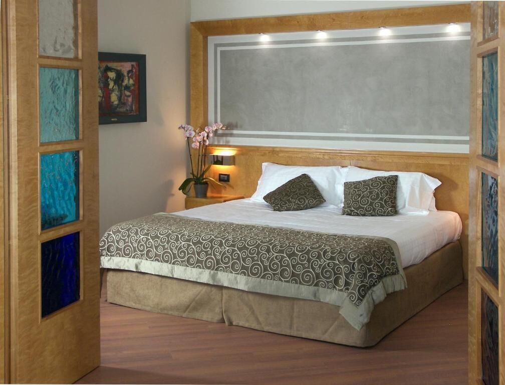 1 bedroom, hypo-allergenic bedding, minibar, in-room safe