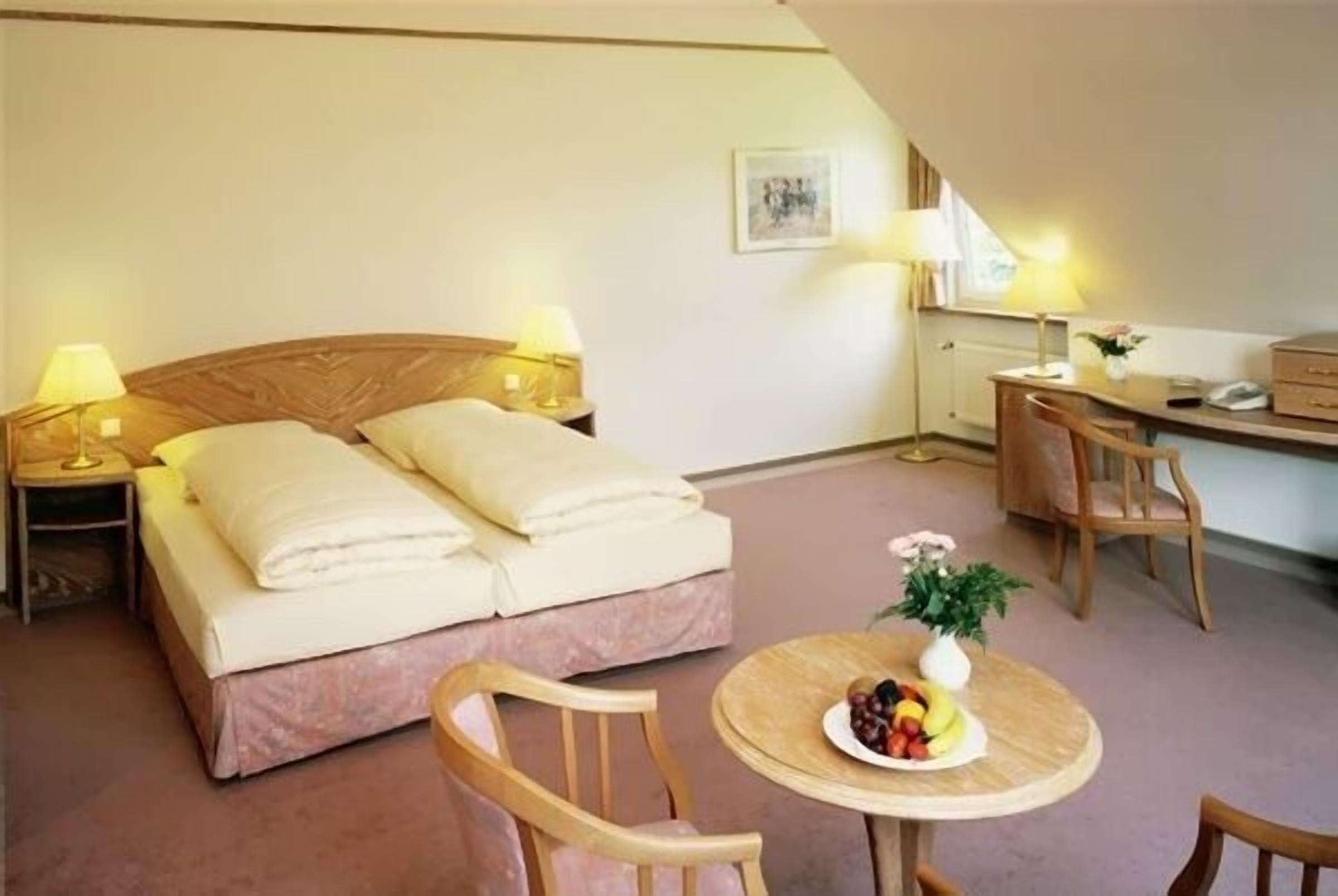 hypo-allergenic bedding, in-room safe, iron/ironing board