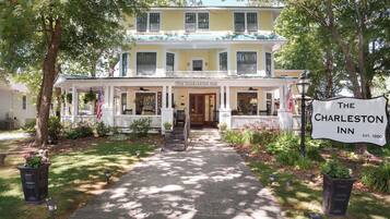Le Charleston Inn est un bâtiment à deux étages doté d’un porche accueillant, d’un drapeau et d’une enseigne indiquant qu’il a été fondé en 1880.