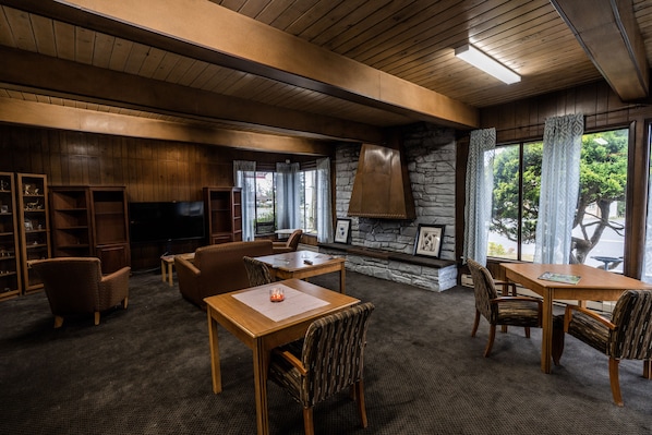 Lobby sitting area - Blue Coast Inn and Suites (Brookings)