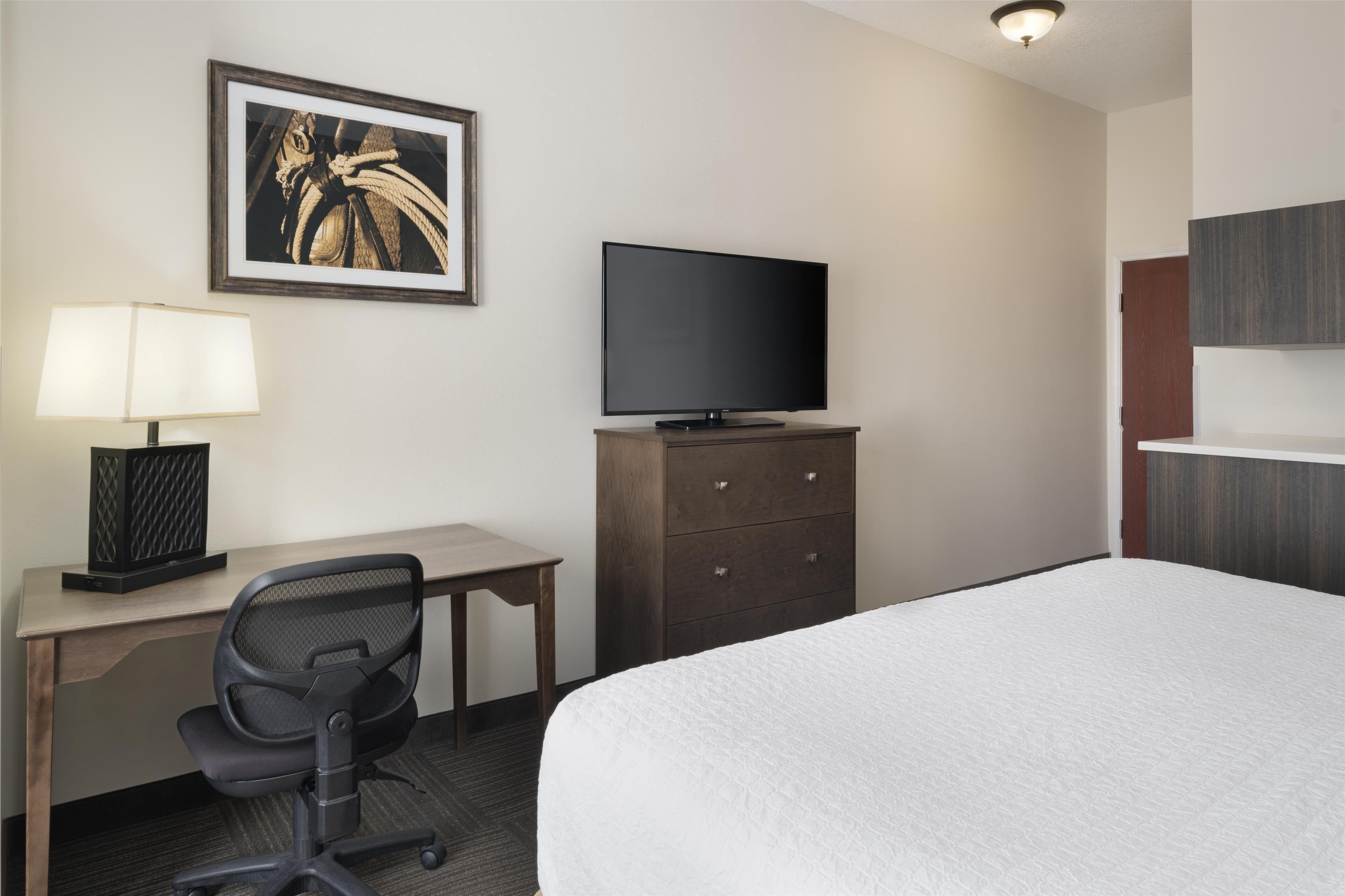 standard room, 1 king bed, non smoking, refrigerator & microwave | in-room safe, desk, blackout curtains, iron/ironing board