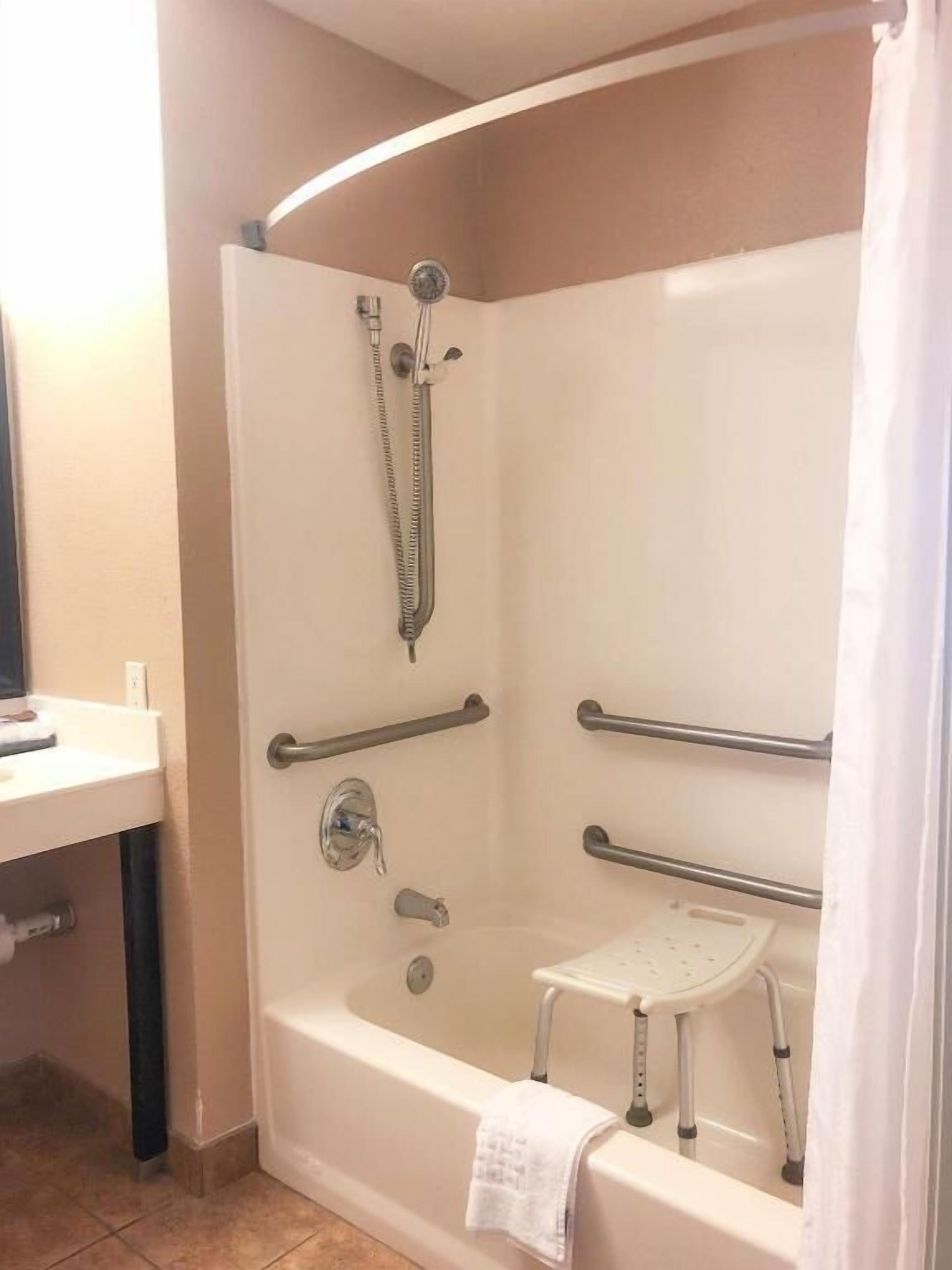 Salle de bain | Ensemble baignoire-douche, articles de toilette (gratuits)