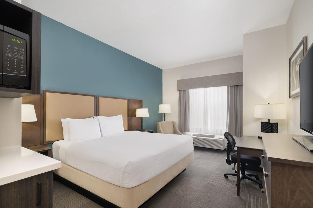 Standard Room, 1 King Bed, Non Smoking, Refrigerator & Microwave | In-room safe, desk, blackout drapes, iron/ironing board