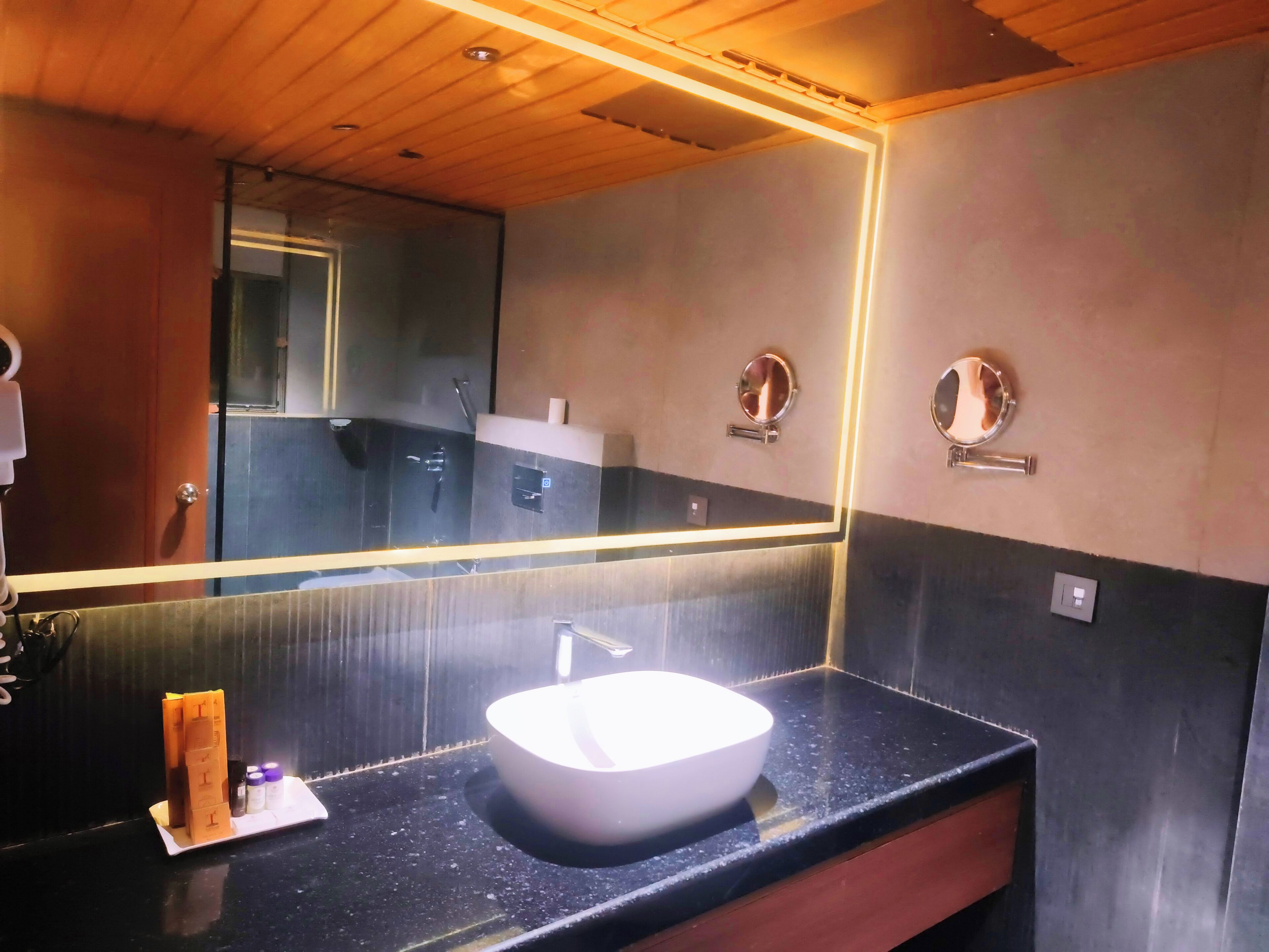 Executive suite, uitzicht op tuin | Badkamer | Een douche, designer toiletartikelen, een haardroger, badjassen