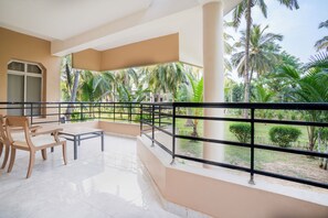 Egyptian cotton sheets, premium bedding, minibar, in-room safe - Toshali Sands Puri (Puri)