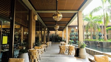 2 restaurantes, se sirven desayunos, comidas y cocina mediterránea