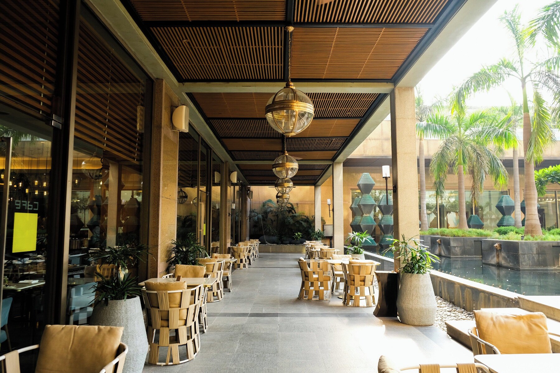2 restaurants; breakfast, lunch, dinner and brunch served 