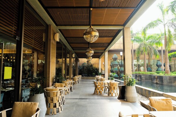 2 restaurantes; se sirve desayuno, almuerzo y cena; cocina mediterránea