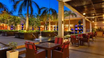 Här finns 2 restauranger som serverar frukost.