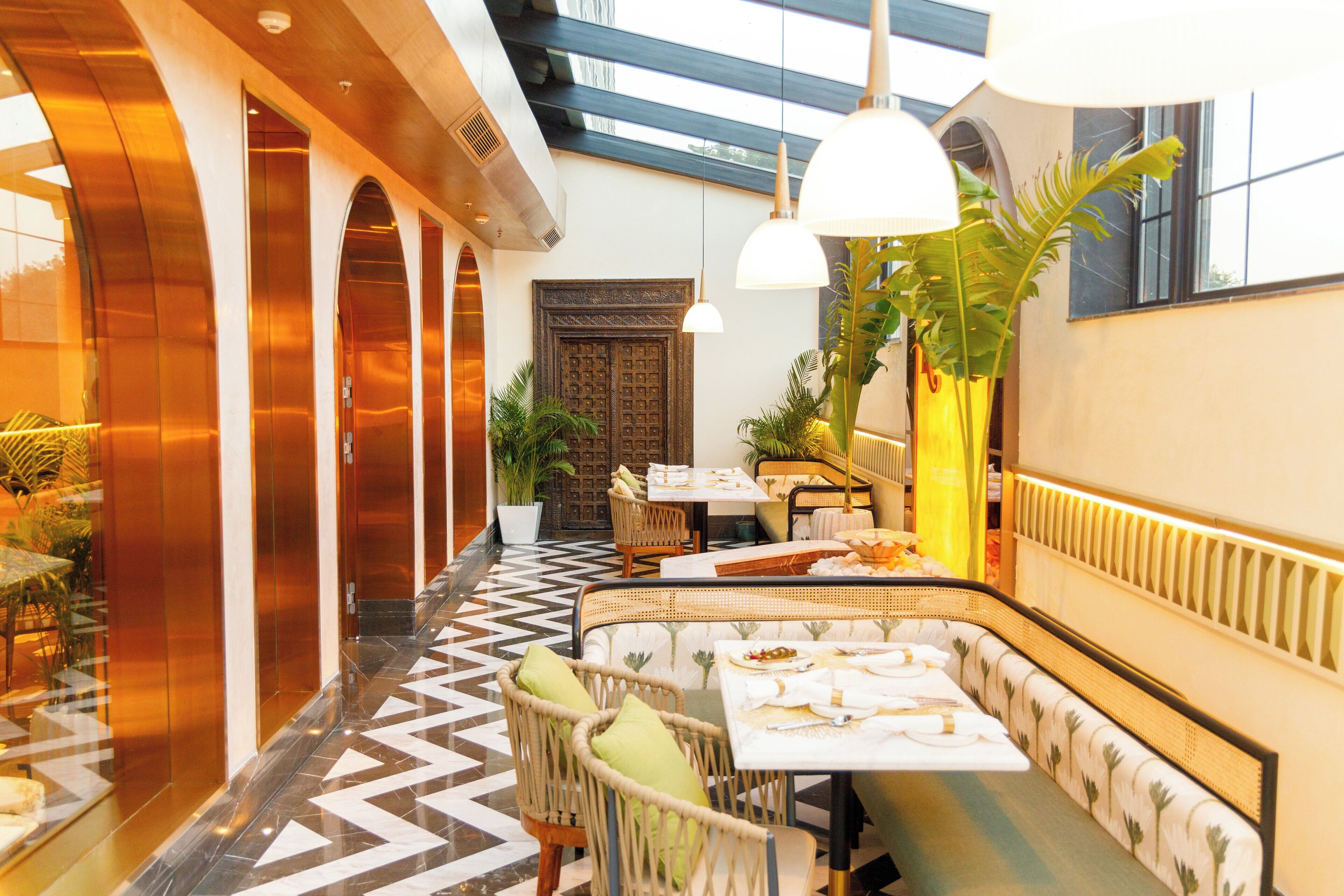 2 restaurants; breakfast, lunch, dinner and brunch served 