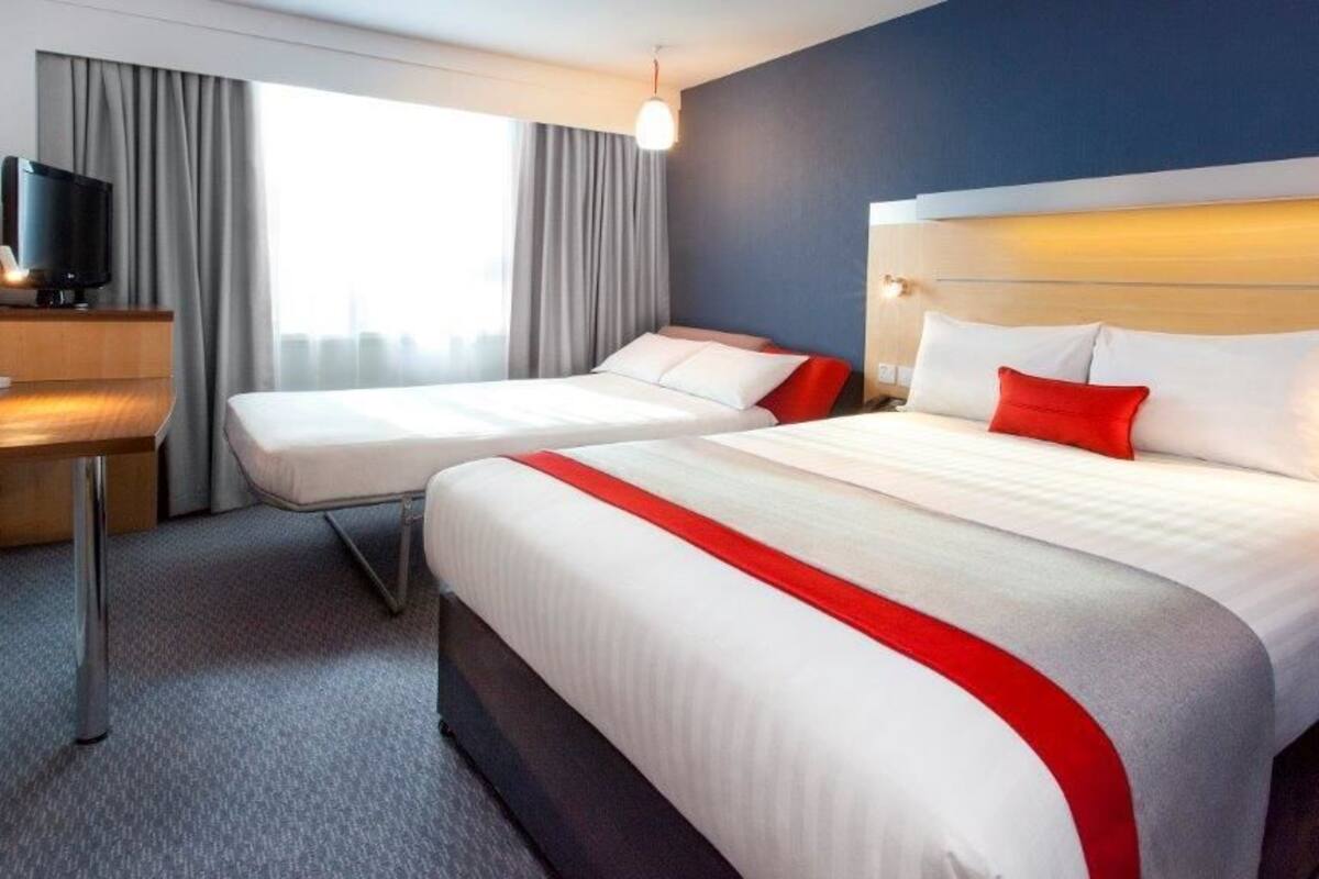 standard room, 1 double bed with sofa bed | desk, free cots/infant beds, free wifi, bed sheets