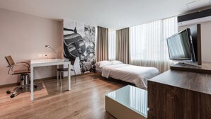 Kaliteli yatak takımı, minibar, odada kasa, masa 