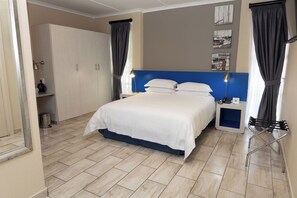 家庭雙人房單人入住 | 房內夾萬、書桌、免費嬰兒床、床單