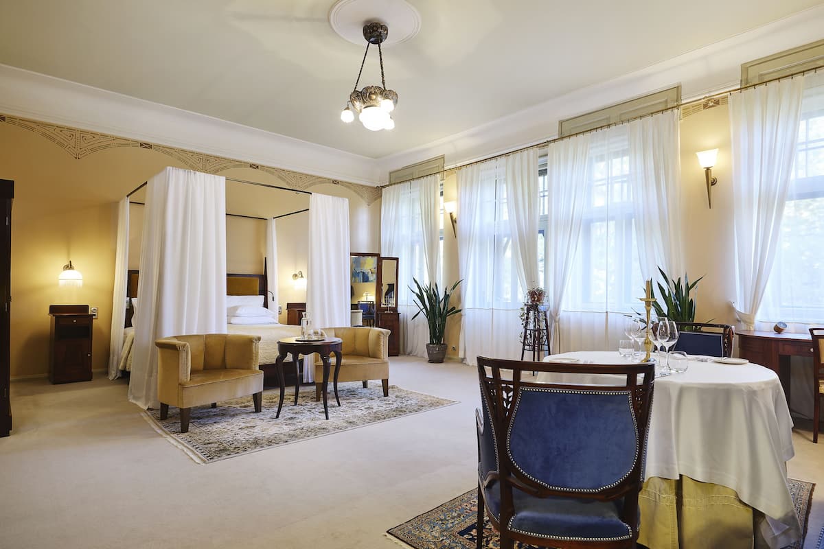 masters floor mahogany | 1 bedroom, minibar, desk, laptop workspace