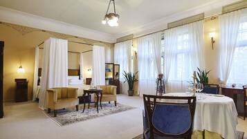 Masters Floor Mahogany | Minibar, skrivebord, arbejdsområde til bærbare computere