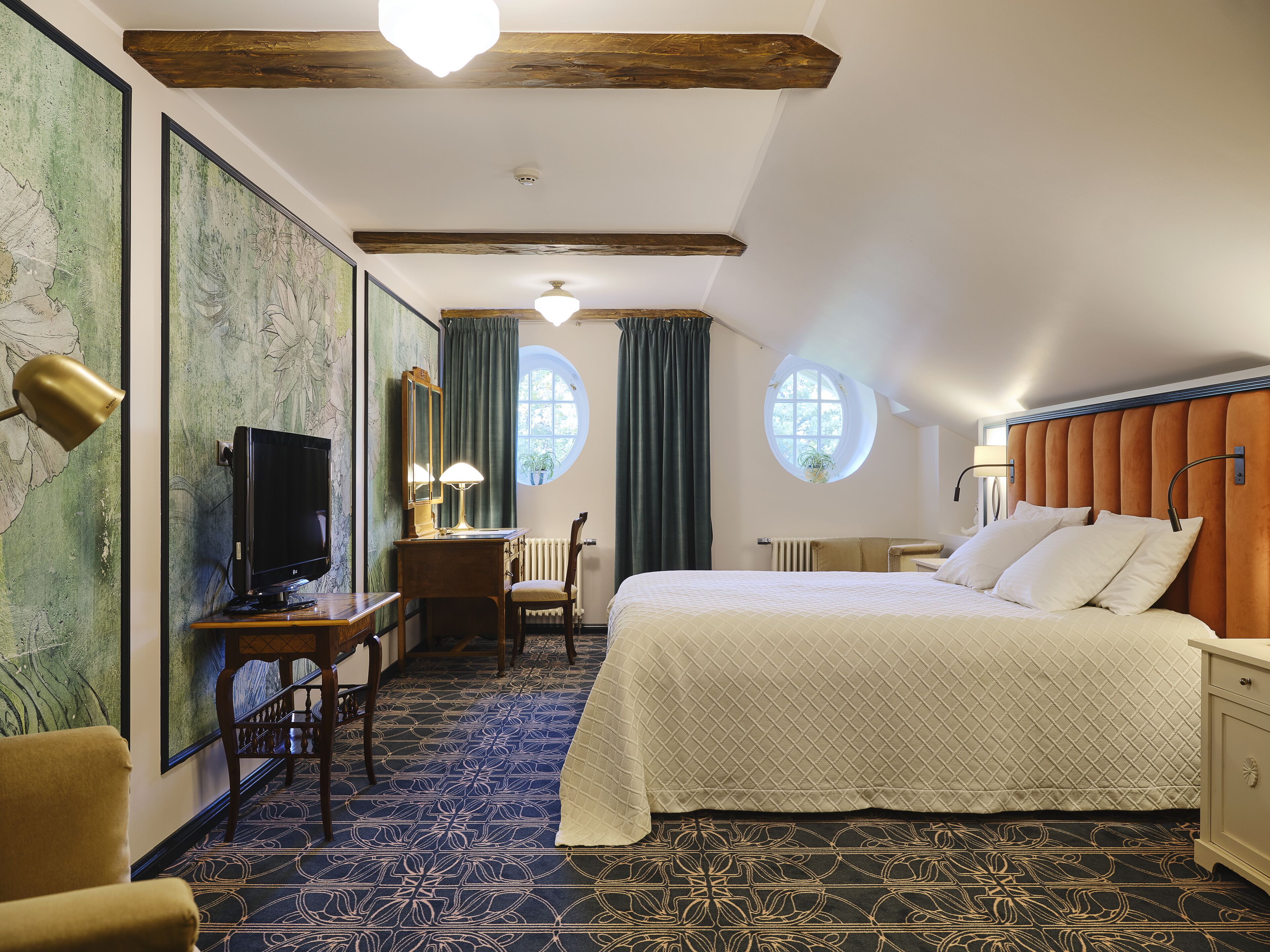 sky parlor spacious and colourful | 1 bedroom, minibar, desk, laptop workspace