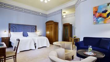 Masters Floor Spacious and Elegant | Minibar, meja kerja, ruang kerja ramah laptop, dan setrika/meja setrika