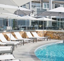 Premium bedding, in-room safe, blackout drapes, soundproofing