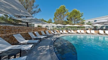 Seasonal outdoor pool, pool umbrellas, sun loungers