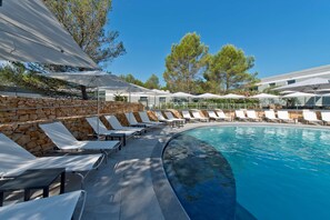 Seasonal outdoor pool, pool umbrellas, pool loungers - Golden Tulip Sophia Antipolis - Hotel & Spa (Valbonne)