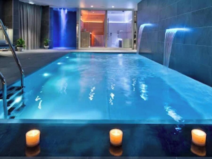 Sesongbasert utendørsbasseng, bassengparasoller og solsenger