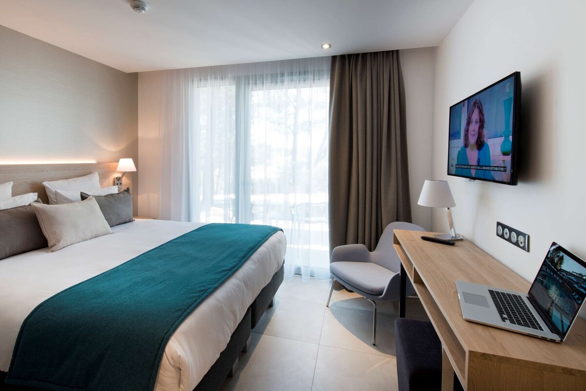 Quarto superior, 1 cama King, terraço | Roupas de cama premium, cofres nos quartos, cortinas blackout
