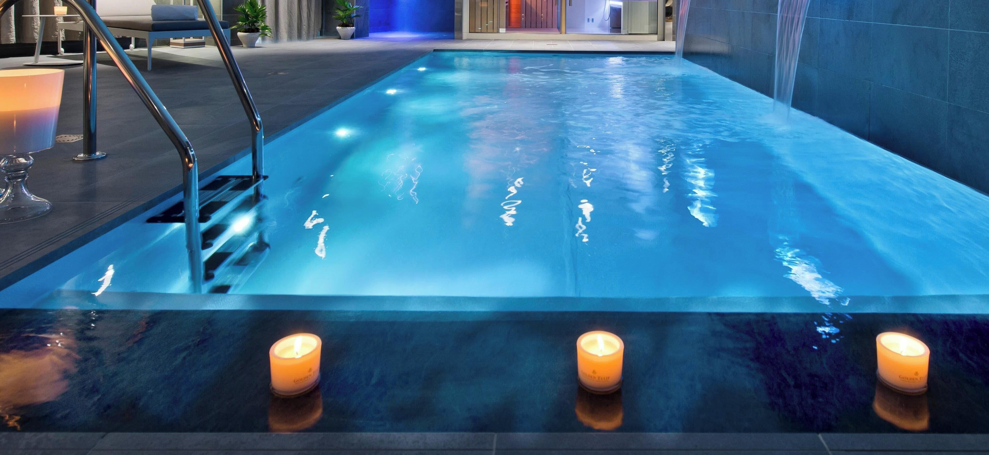 Piscina externa sazonal, guarda-sóis, espreguiçadeiras