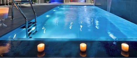 Alberca al aire libre por temporada y sombrillas en la alberca