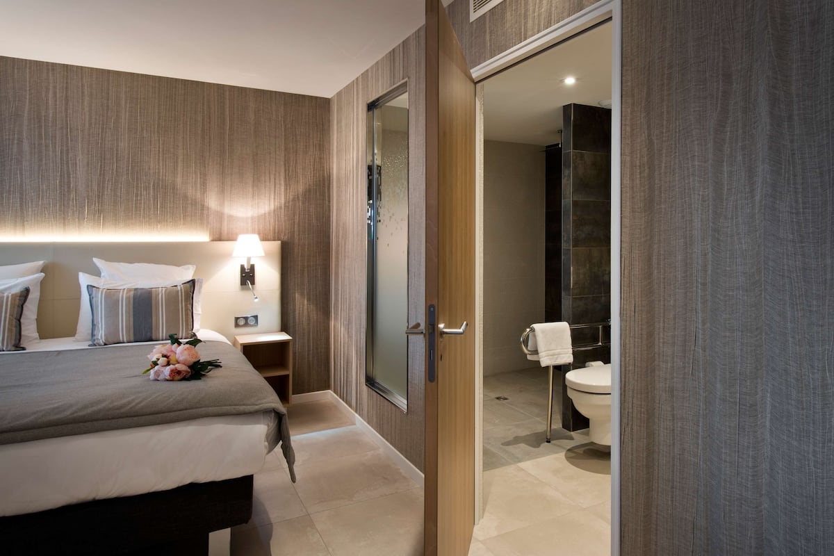 Superior Room, 1 King Bed, Accessible | Premium bedding, in-room safe, blackout drapes, soundproofing