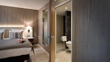 Ropa de cama de alta calidad y caja de seguridad en la habitación