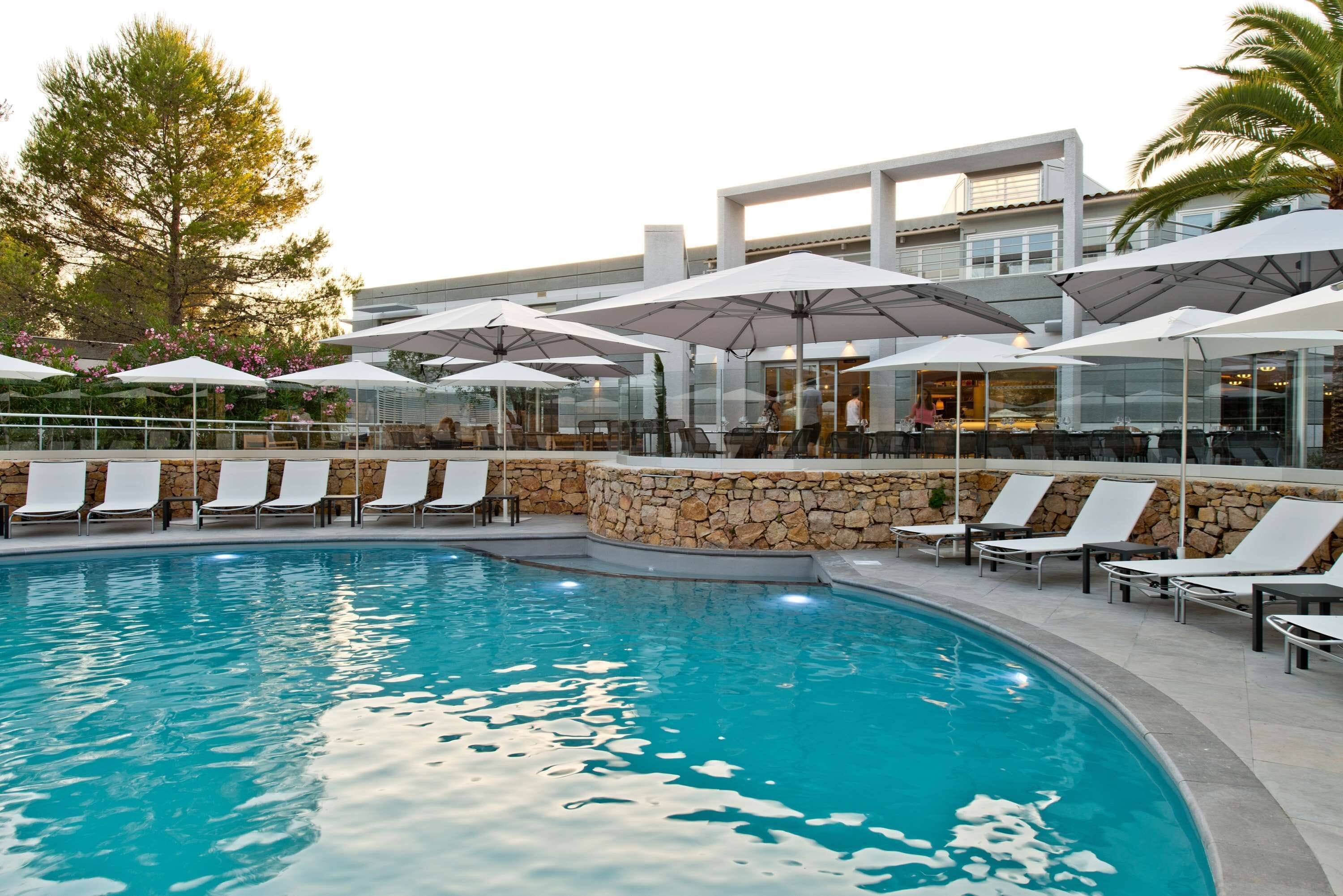 Seasonal outdoor pool, pool umbrellas, sun loungers