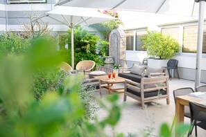Petit déjeuner, déjeuner et dîner servis sur place, vue sur la piscine